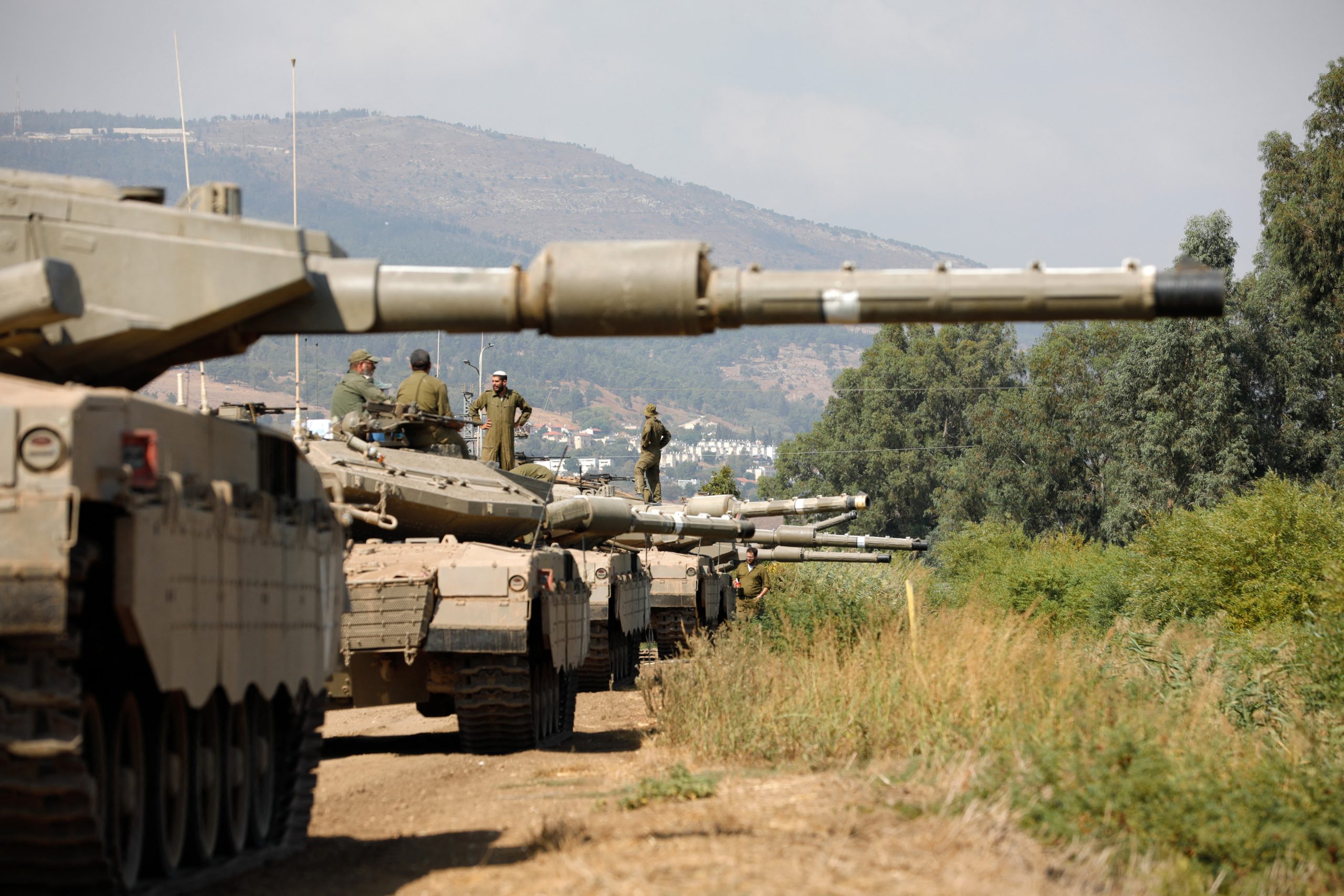 Columns of Israeli tanks south lebanon