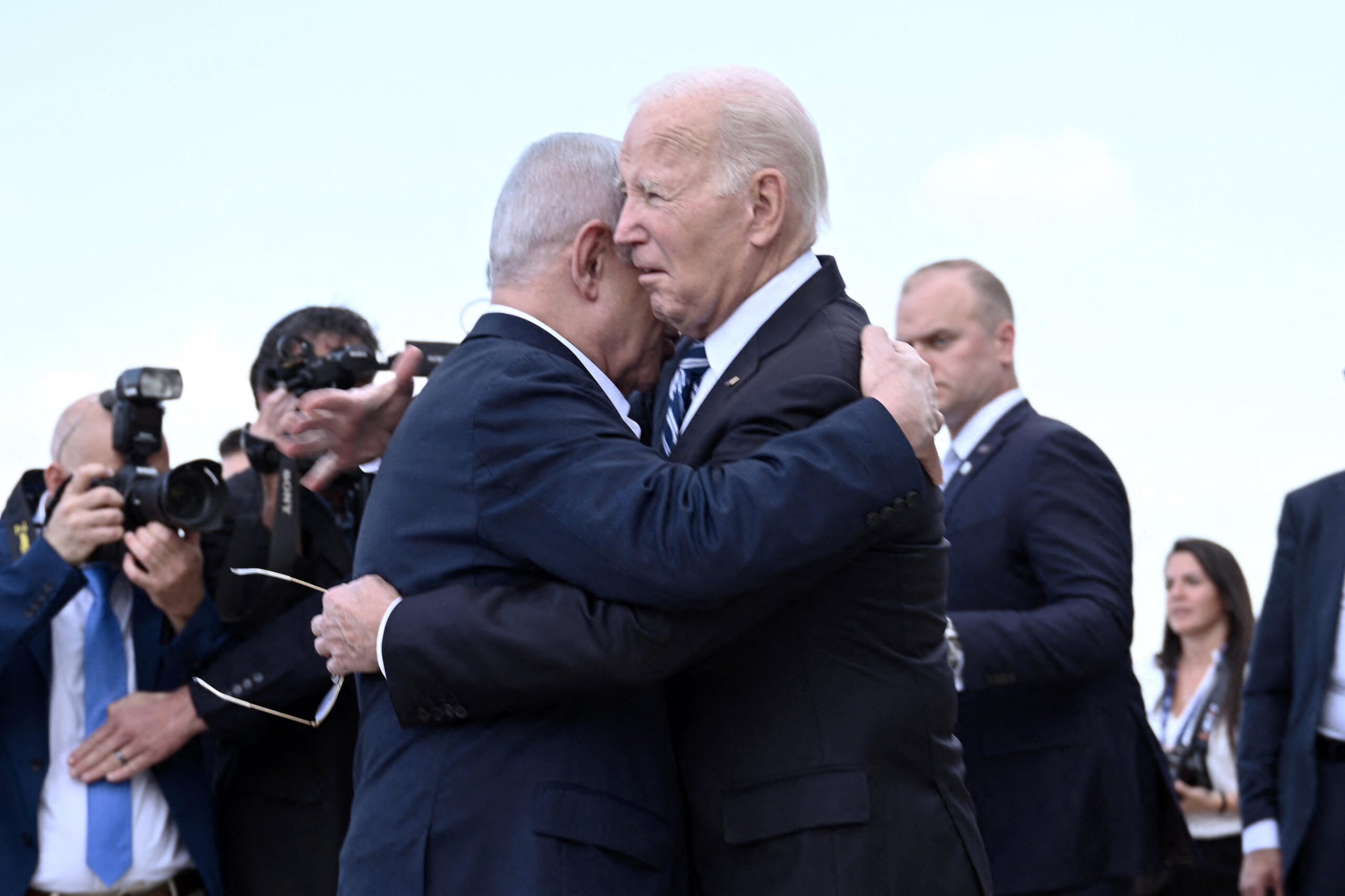 biden and netanyahu hugging
