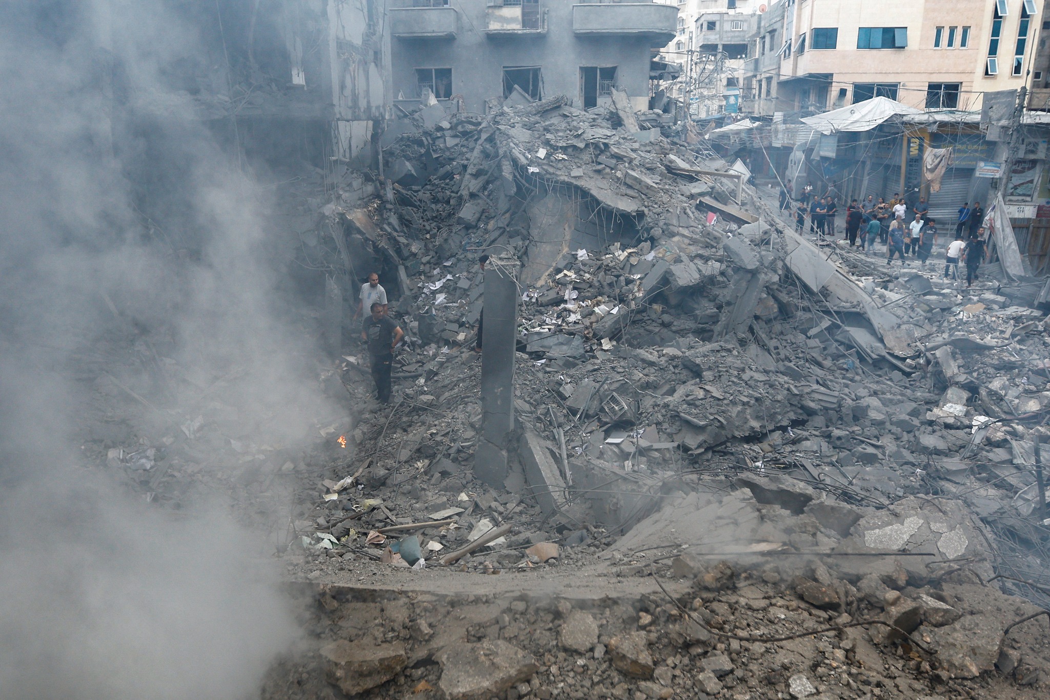 اختفاء معالم الشوارع والبنايات في غزة جراء القصف العنيف خلال الهجمات الإسرائيلية
