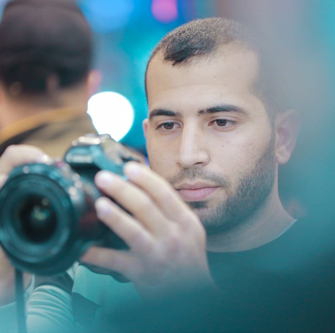 المصور الصحفي محمد معين محمود عياش ارتقى في قصف إسرائيلي على مُخيم النصيرات وسط قطاع غزة .