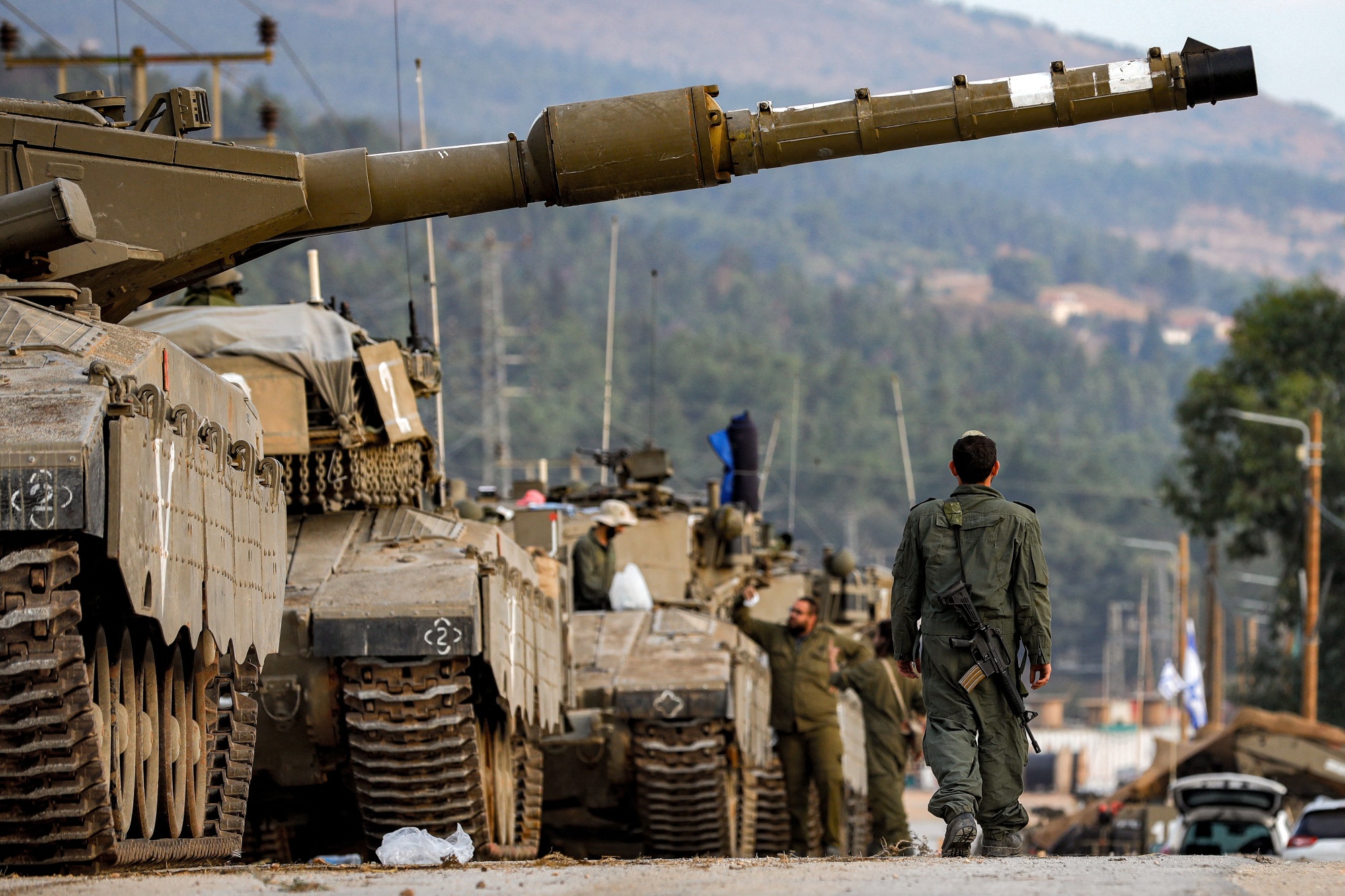 Israel army bombarding the Lebanese army1