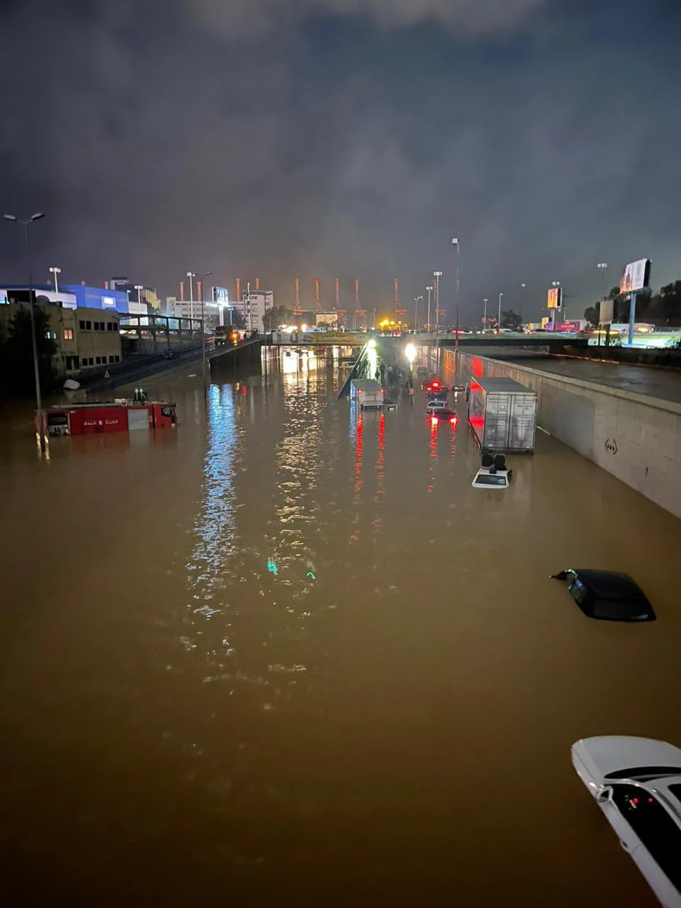 اوتوستراد الكرنتينا يغرق وغزارة المياه في نهر بيروت