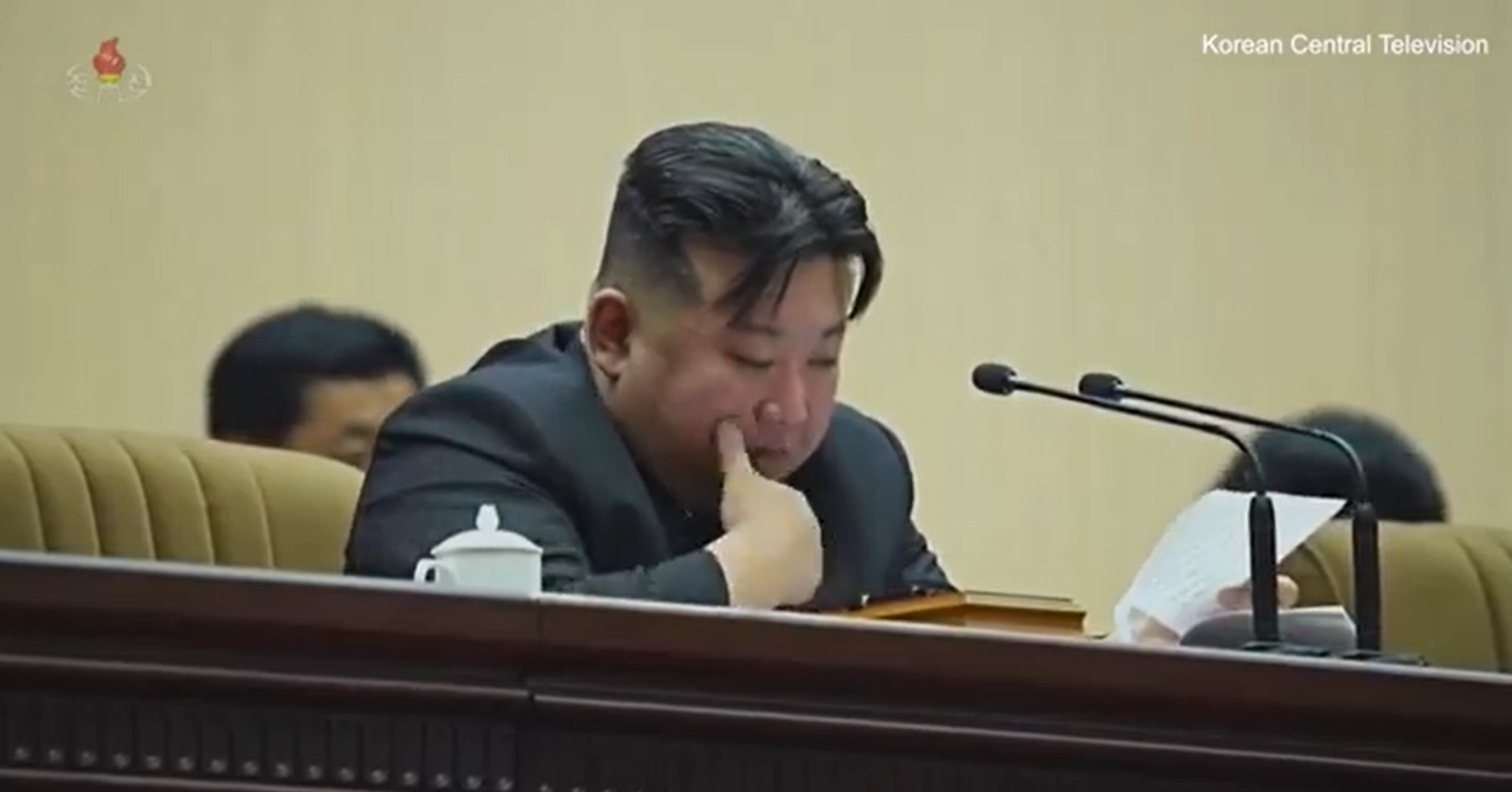 زعيم كوريا الشمالية يبكي